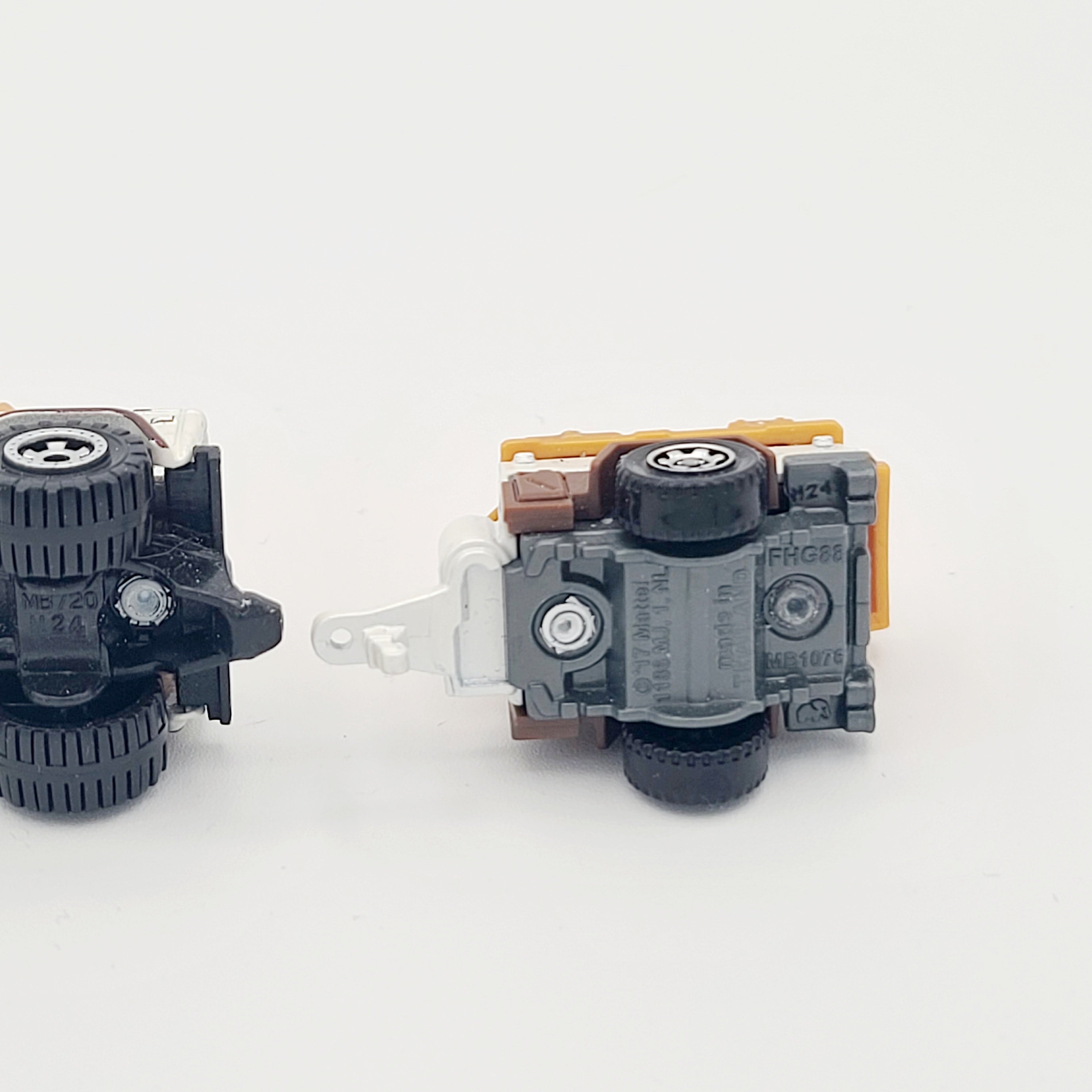 Matchbox '72 Ford Bronco w/ Trailer Trawler "Camp Arrowflint" (2019 MBX 5 Pack Exclusive - MBX Wild)